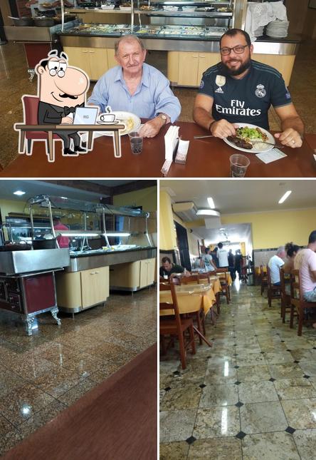 Sente em uma das mesas no Restaurante Sabor Vila Cariacica