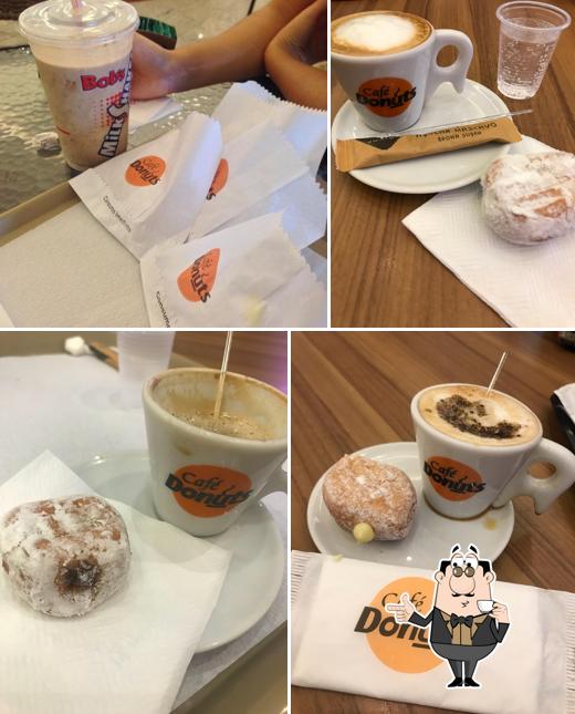 Disfrutra de una bebida en Café Donuts