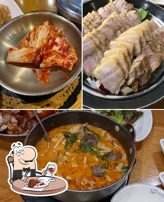 Order meat dishes at Myth Jokbal Myeongdong