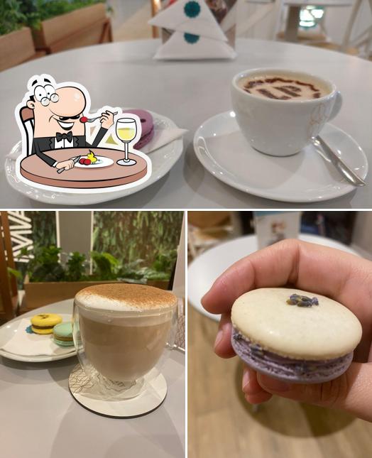 В Le Petit Macarons есть еда, напитки и многое другое