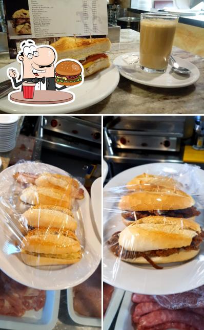 Pide una hamburguesa en Café Fabero