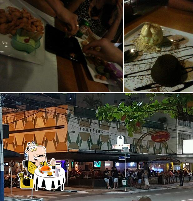 Entre diferentes coisas, comida e exterior podem ser encontrados no Chaplin Bar