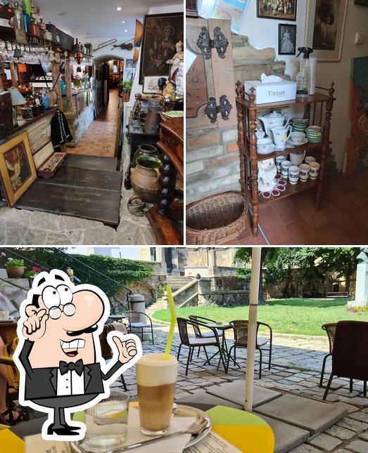 L'intérieur de Café L'Aura & Antik art shop