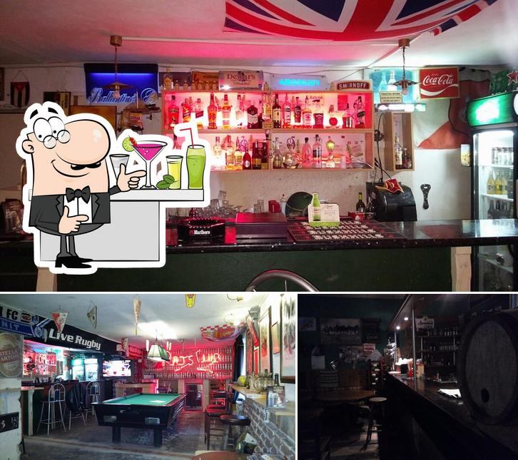 Voici la photo affichant la comptoir de bar et intérieur sur pub Kicevo