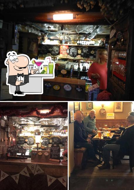 Las fotografías de barra de bar y comedor en The Plough Inn