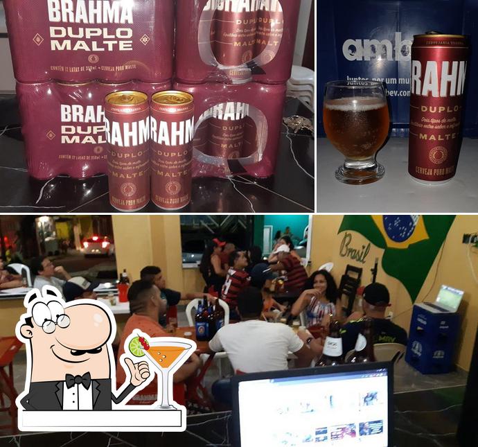 Confira a foto apresentando bebida e interior no Skina Alta Beer