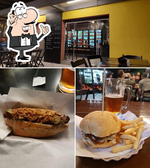 A foto da interior e comida no CWBeer GastroPUB