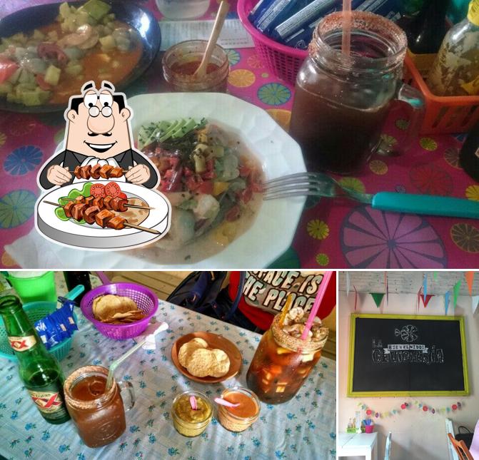 Это фотография, где изображены еда и доска для меню в La Cevichería