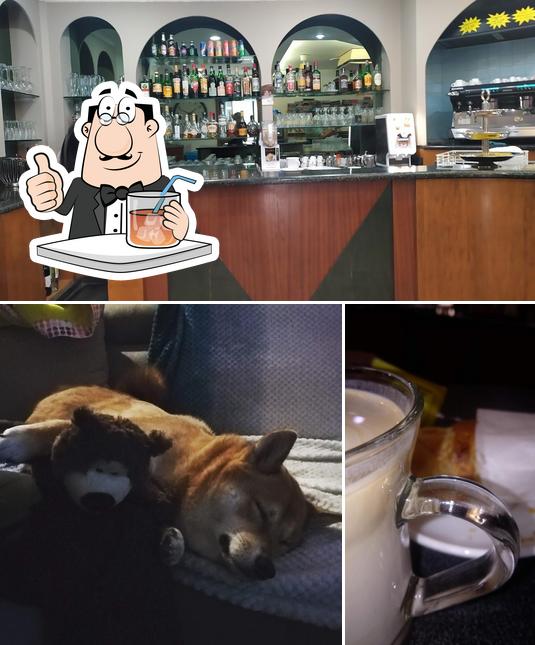 La immagine della bevanda e interni di Bar Impero