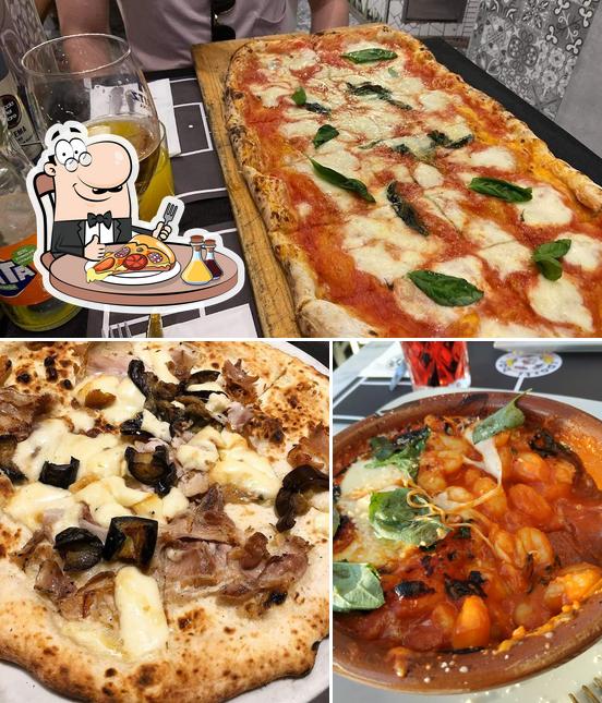 Try out pizza at Sports Bar - Barceloneta