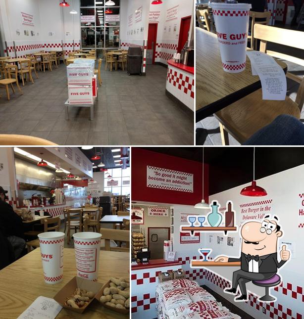 Installez-vous à l'une des tables de Five Guys