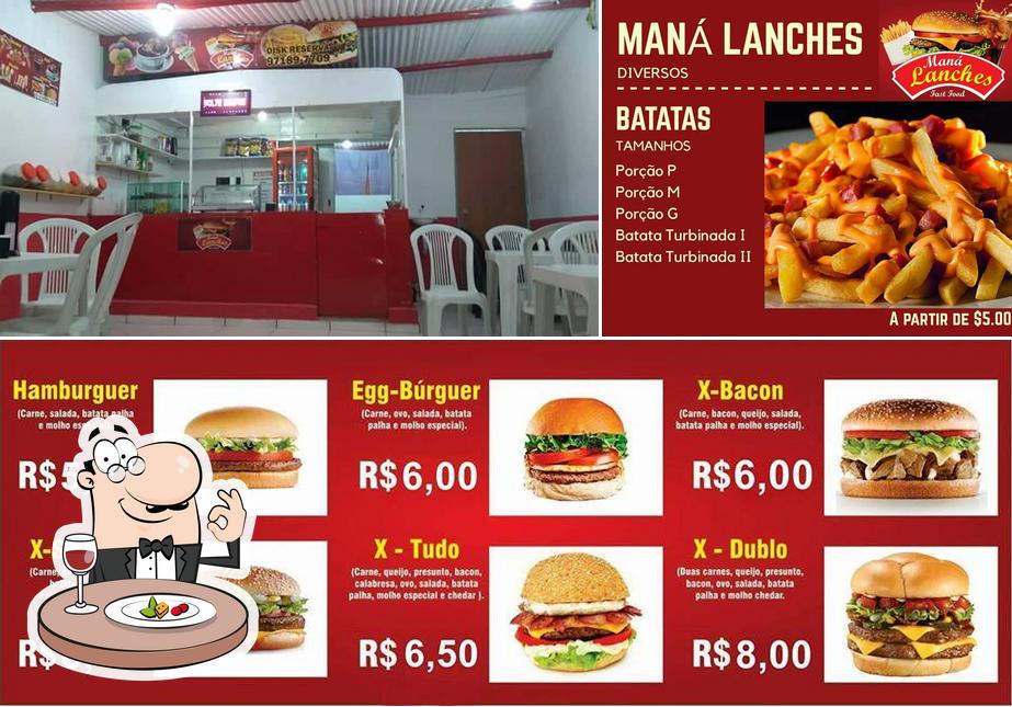 A imagem da comida e interior no Maná Lanches