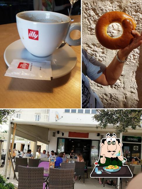 Guarda la foto che presenta la cibo e interni di Cafe Caffetteria