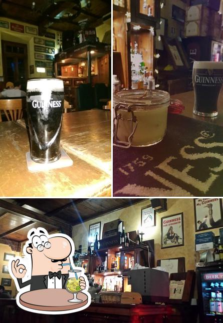 Фото, на котором видны напитки и барная стойка в FINN pub