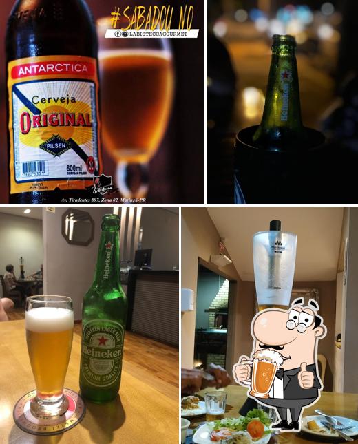 Desfute um copo de cerveja leve ou escura