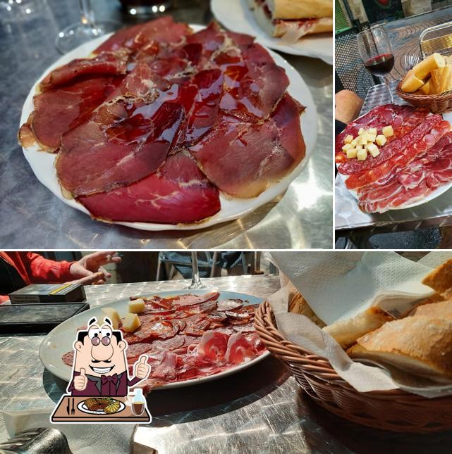 Prueba un plato con carne en Claudio La Feria Del Jamón Bar