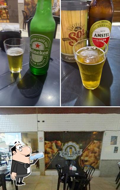 Entre diferentes coisas, bebida e interior podem ser encontrados no Oki Bar