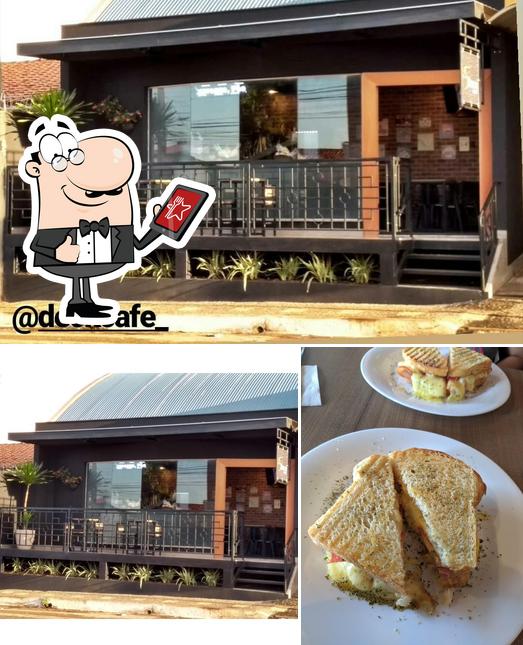 A imagem do Deck Café’s exterior e comida