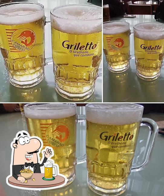 Desfute uma tulipa de cerveja leve ou escura