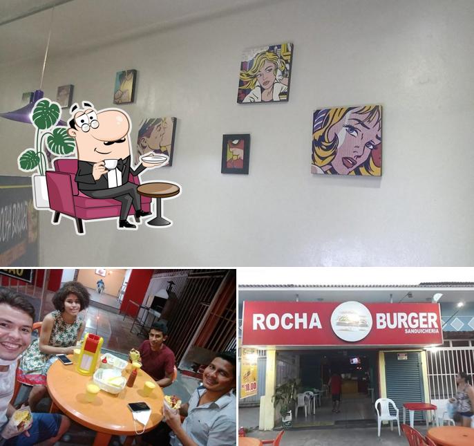 O interior do Rocha Burger