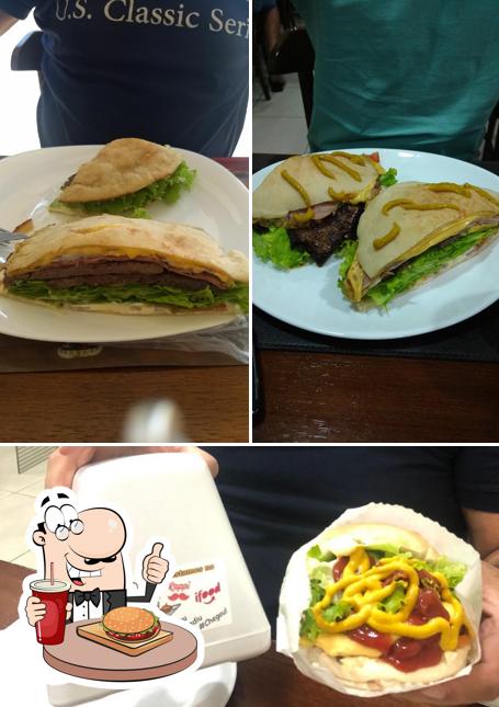 Experimente um hambúrguer no Cachorrão Bar e Lanches