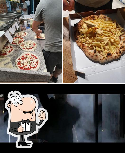 Regarder la photo de Pizza & Moustaches by Aniello Musella - Cucina Tipica Napoletana