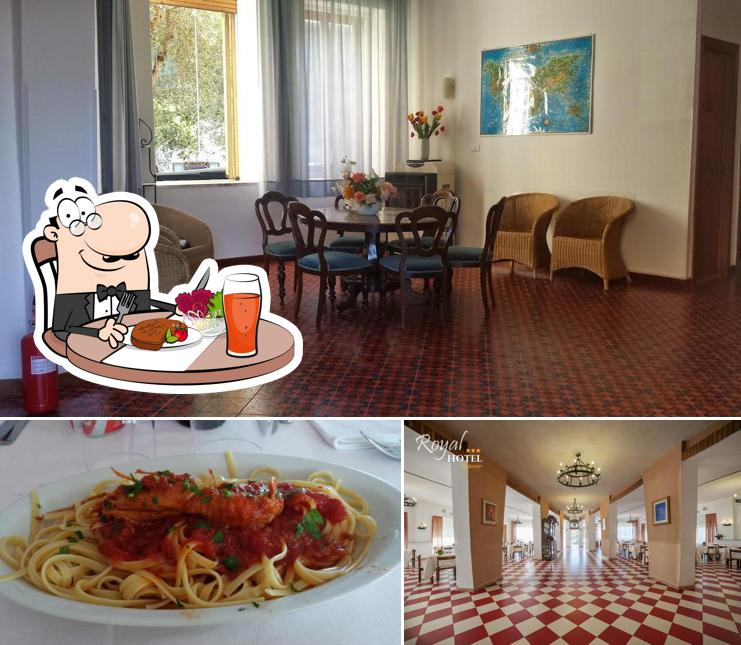 Hotel Royal Cilento si caratterizza per la tavolo da pranzo e cibo