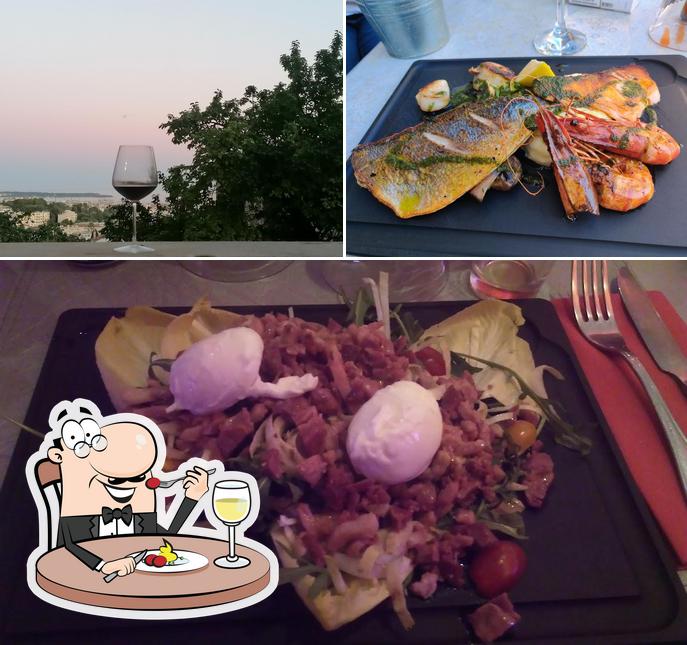 Mira las fotos que muestran comida y vino en La Tomate Volante