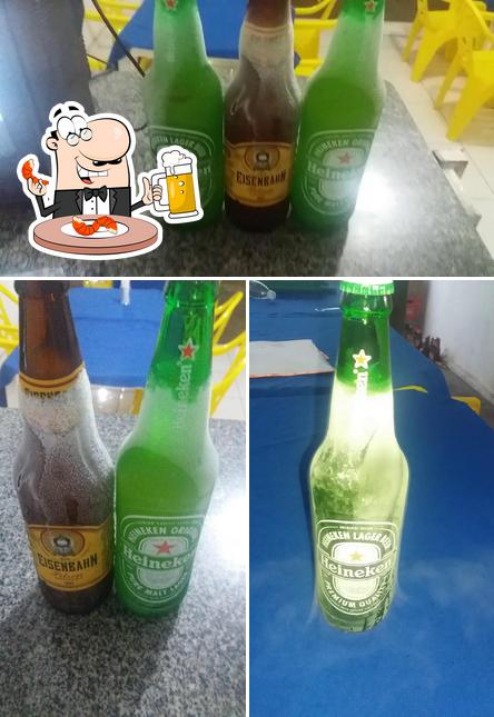 Desfute um copo de cerveja leve ou escura