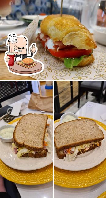 Experimente um hambúrguer no Catarina Café Macaé
