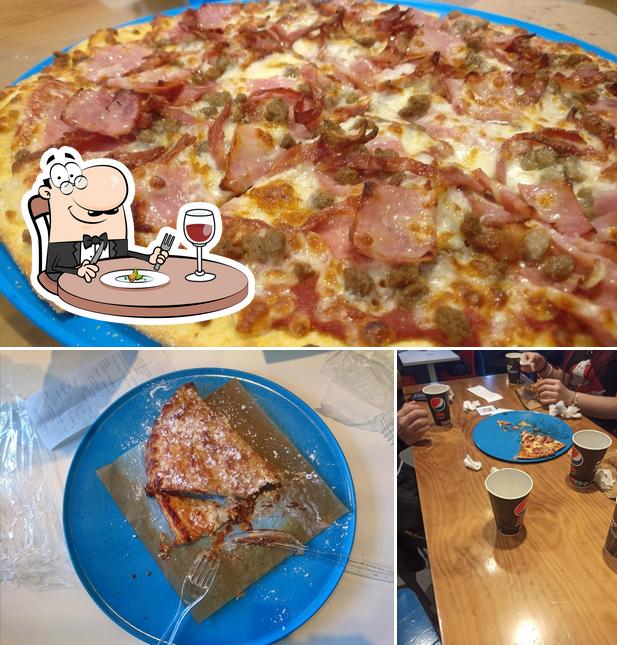 Взгляните на этот снимок, где видны еда и столики в Domino's Pizza