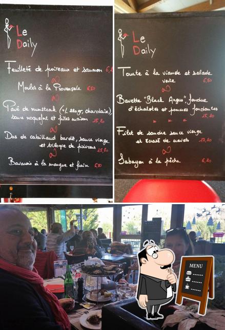 Parmi les différentes choses de la tableau noir et la intérieur, une personne peut trouver sur Restaurant Le Daily