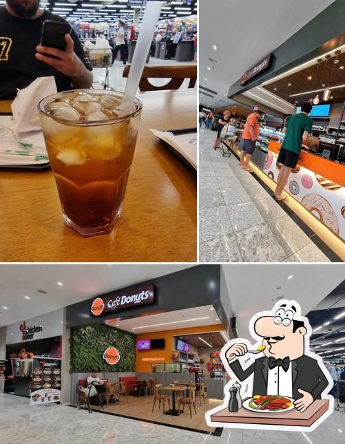 Confira a imagem apresentando comida e exterior no Café Donuts