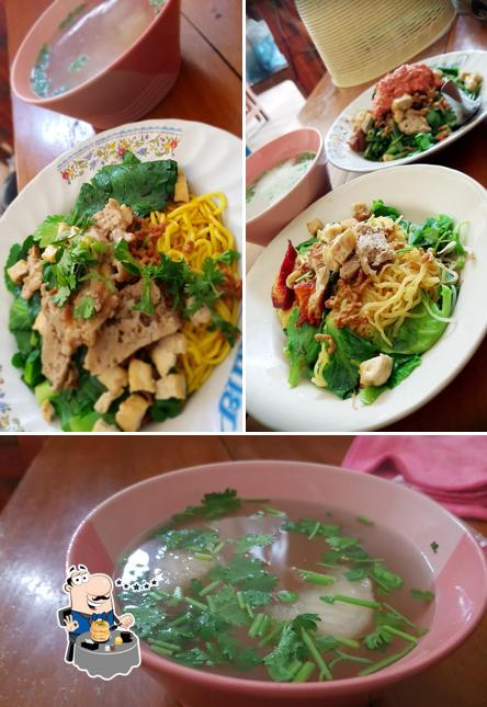 Comida en อาหารเจ แม่สอด Vegetarian Food Restaurant Mae Sot