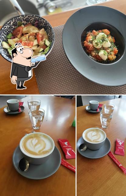 La immagine di bevanda e cibo da Café - Bistro Capuccino