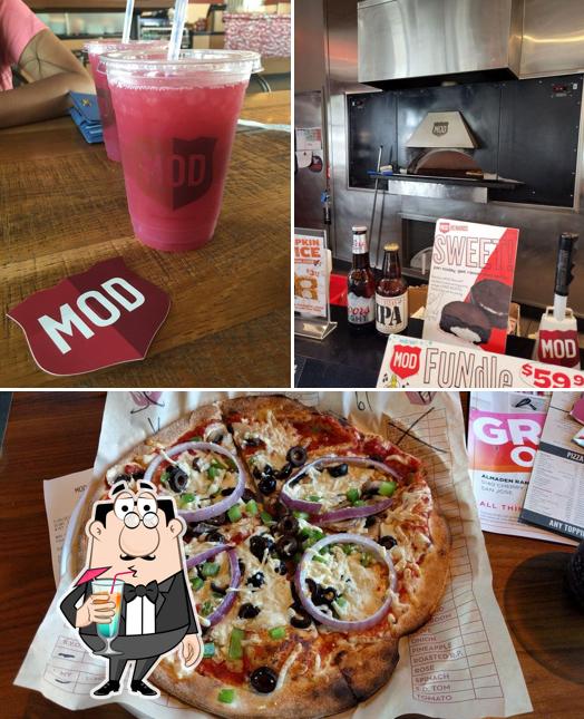Это фотография, где изображены напитки и пицца в MOD Pizza