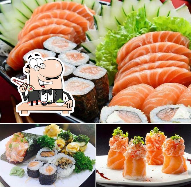 Rolos de sushi são disponibilizados no Kazumi Sushi Gourmet Cidade Ocidental GO