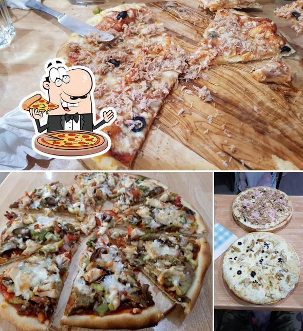 Get pizza at Restaurant Pizzeria Azzoura