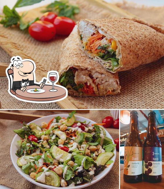 A imagem da comida e cerveja no Cous. Couz- Wraps & Bowls- Vegan Healthy