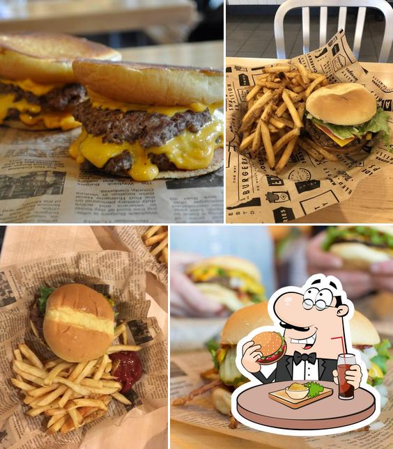 Закажите гамбургеры в "Wayback Burgers"