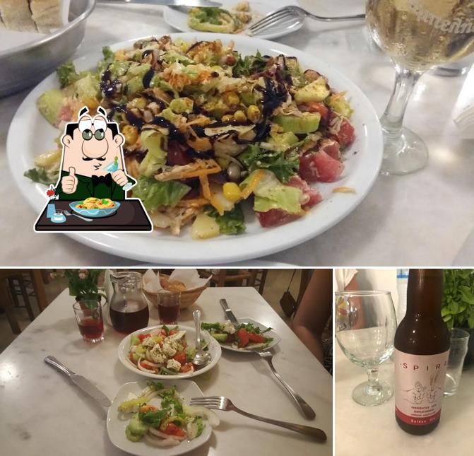Снимок, на котором видны еда и алкоголь в Finikas Restaurant