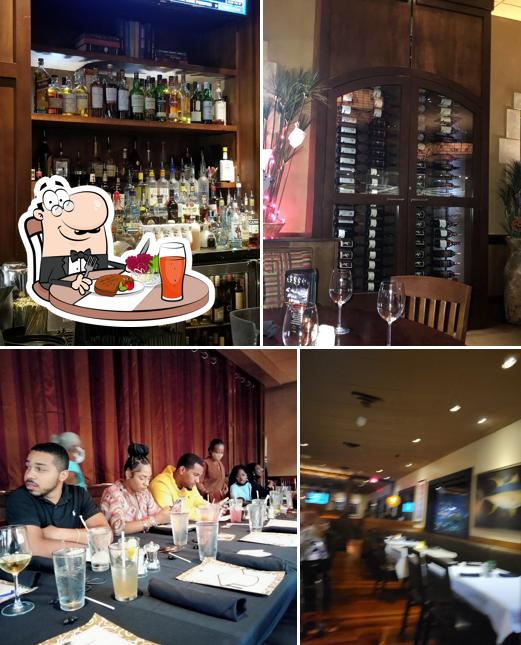 Mira las imágenes donde puedes ver comedor y bebida en Village Tavern