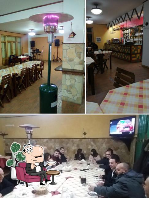 La interni e tavolo da pranzo del ristorante