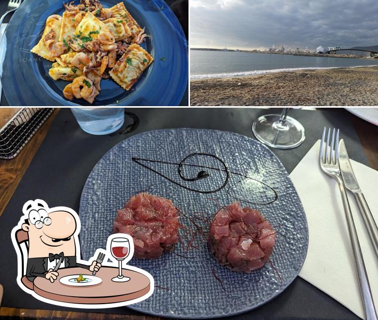 Tra le varie cose da Bee Fly Ocean Bay Club si possono trovare la cibo e esterno