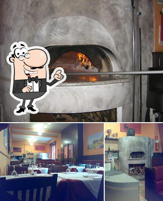 Tra le diverse cose da Ristorante Pizzeria Politeama si possono trovare la interni e tavolo da pranzo