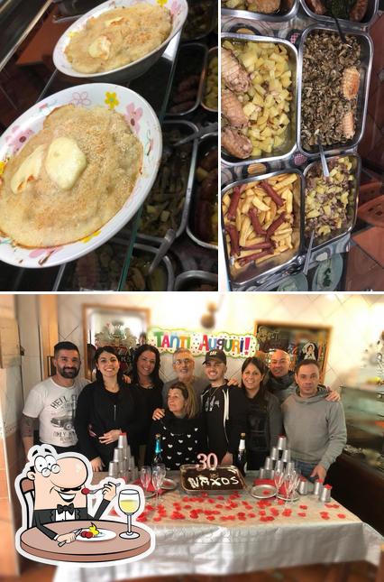 La foto della cibo e interni di Naxos Pub