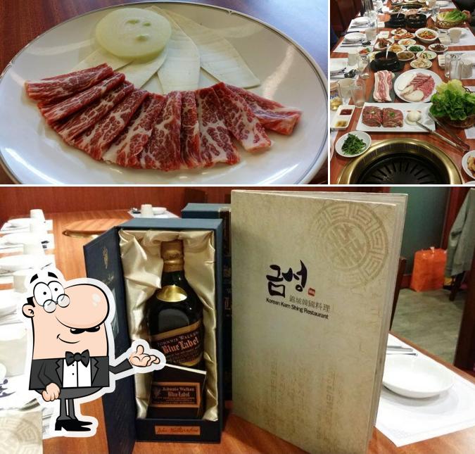 Это снимок, где изображены внутреннее оформление и еда в Korean Kam Shing Restaurant