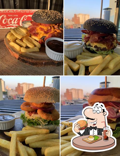 Peça um hambúrguer no Max Burguer - Hamburgueria da família, um ambiente tranquilo!