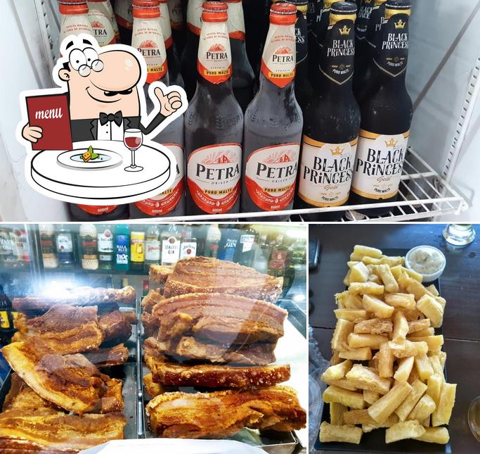 Entre diversos coisas, comida e cerveja podem ser encontrados a Bar do Lepa