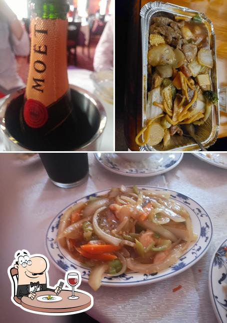 В The Canton Chinese Restaurant есть еда, пиво и многое другое